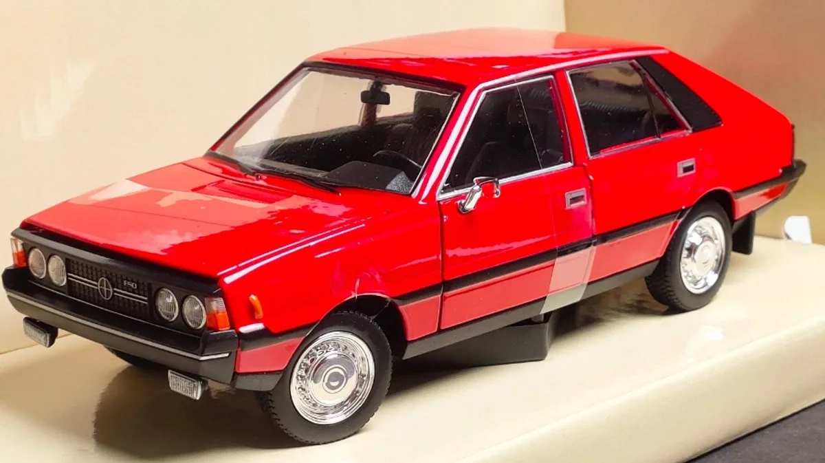 FSO Polonez 1500 MR'78 Model Auto 1:24 Rood - Openende Deuren von Welly – Produktfoto