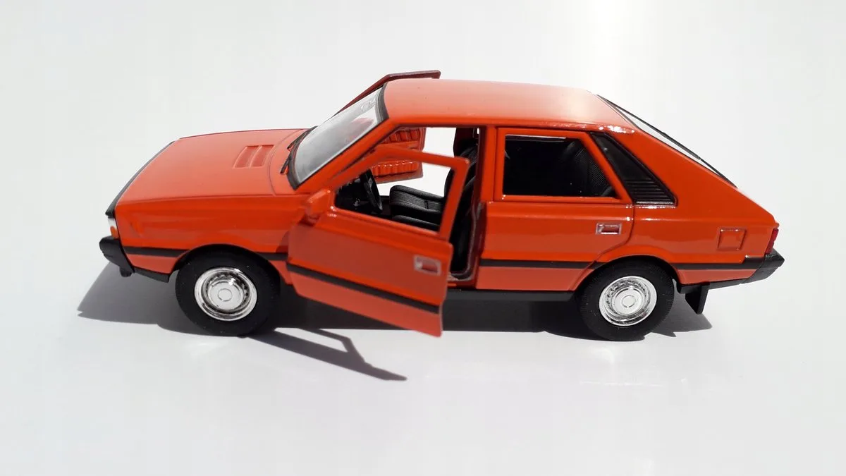 FSO Polonez 1500 MR 78 Model Auto 1:34 Metaal von Welly in Orange – Produktfoto