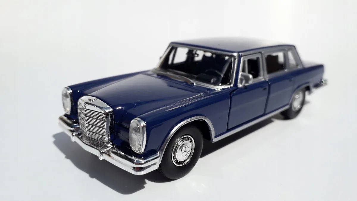 Mercedes-Benz 600 (1963) Modelauto Metaal Welly 1:34 från Welly i Mörkblå – produktbild