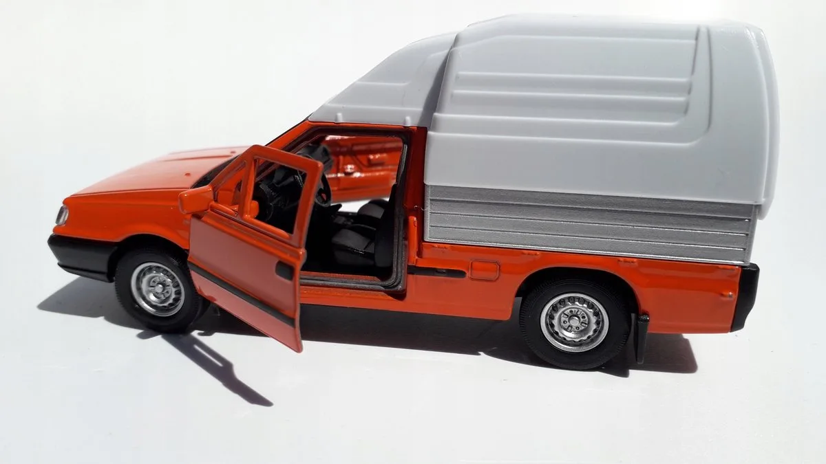 Polonez Vrachtwagen Metaal Model 1:34 från Welly i Orange – produktbild